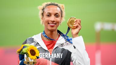 Malaika Mihambo hält Goldmedaille und Blumen in den Händen