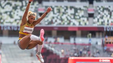 Malaika Mimabo in der Luft beim Weitsprung in Tokio