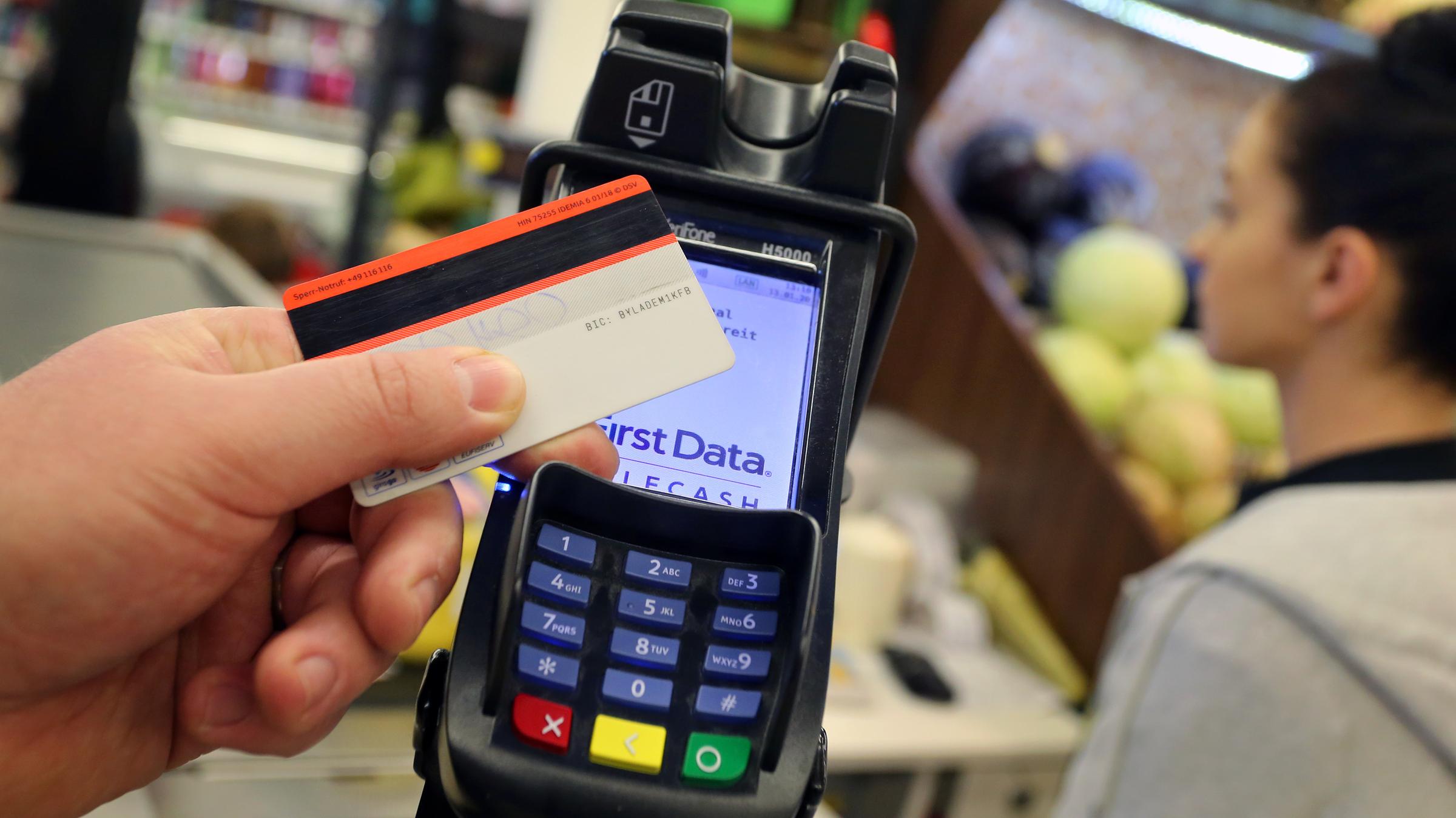 Eine EC-Karte an der Kasse