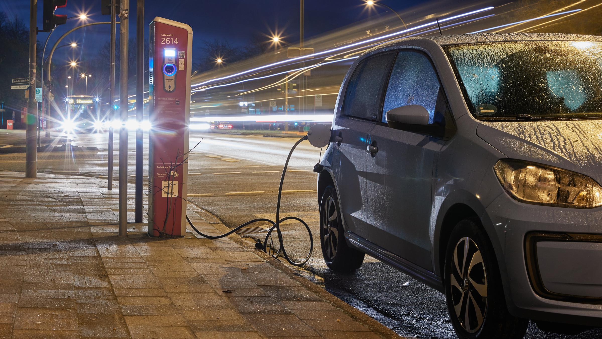 Ein Elektroauto an der Ladesäule