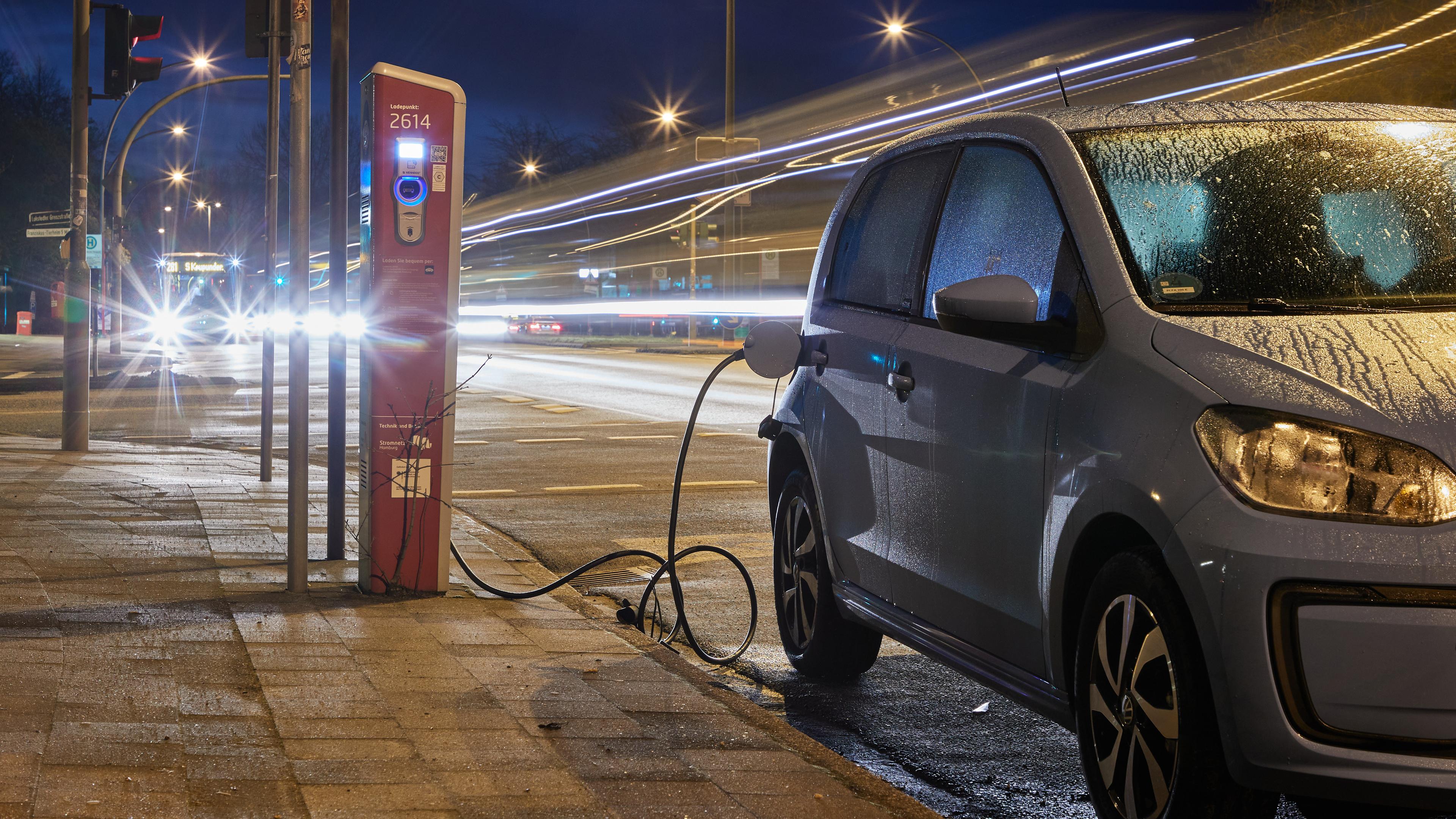 Ein Elektroauto an der Ladesäule