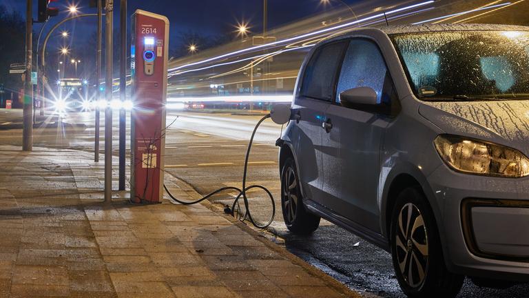 Ein Elektroauto an der Ladesäule