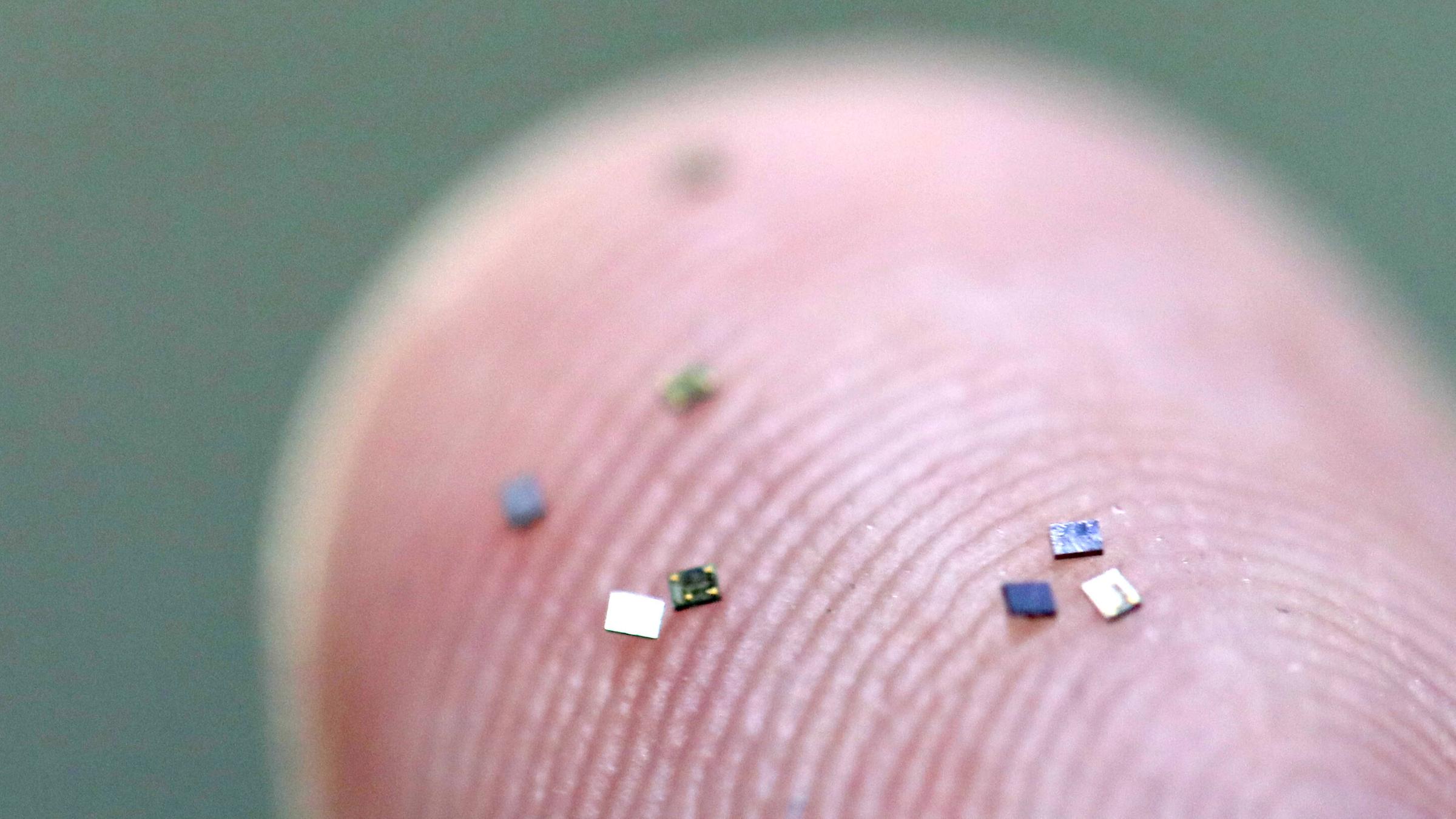 Auf einem Finger sind mehrere Mikrochips