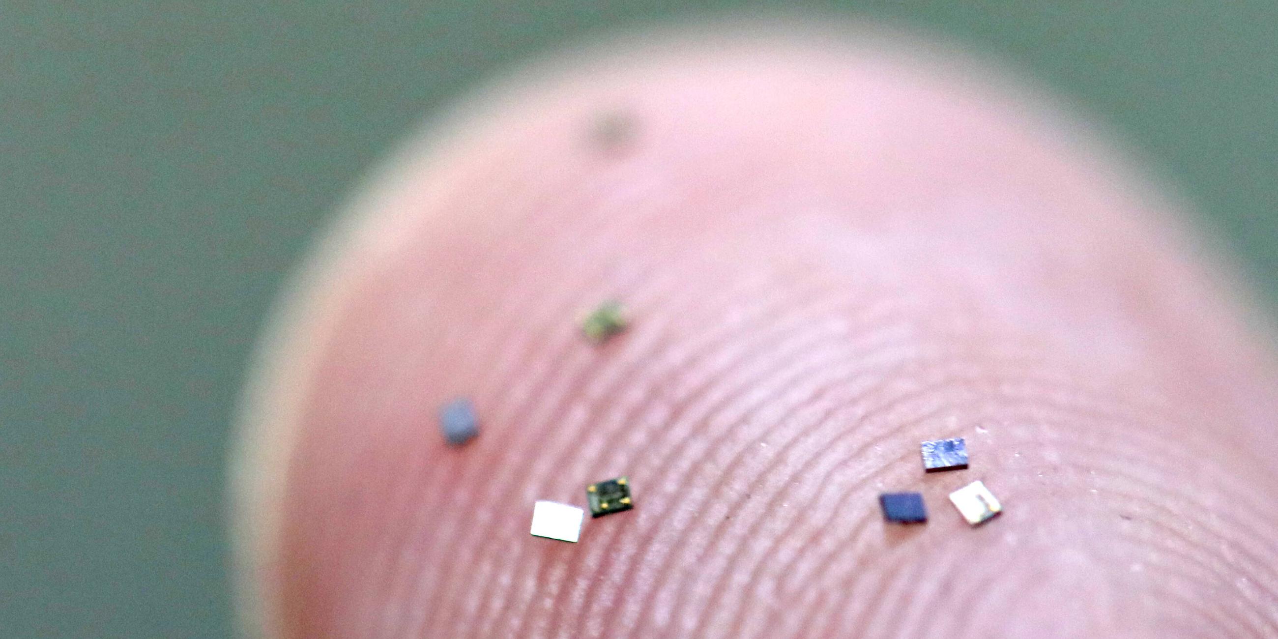 Auf einem Finger sind mehrere Mikrochips