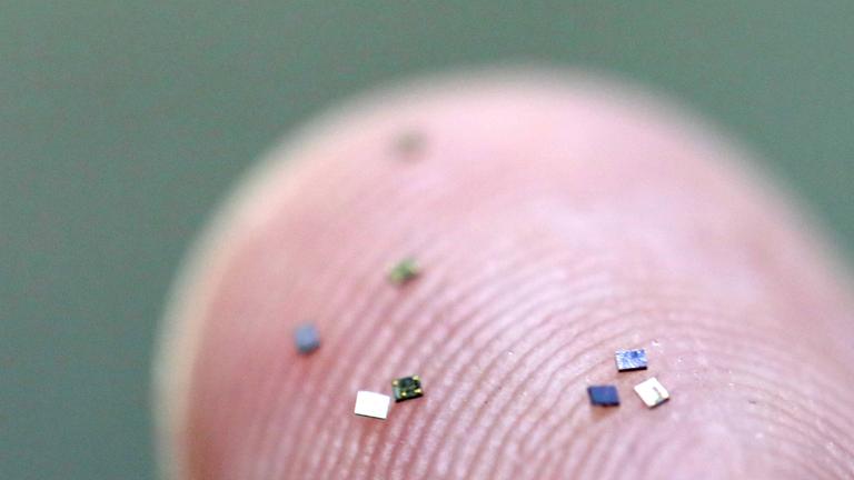 Auf einem Finger sind mehrere Mikrochips