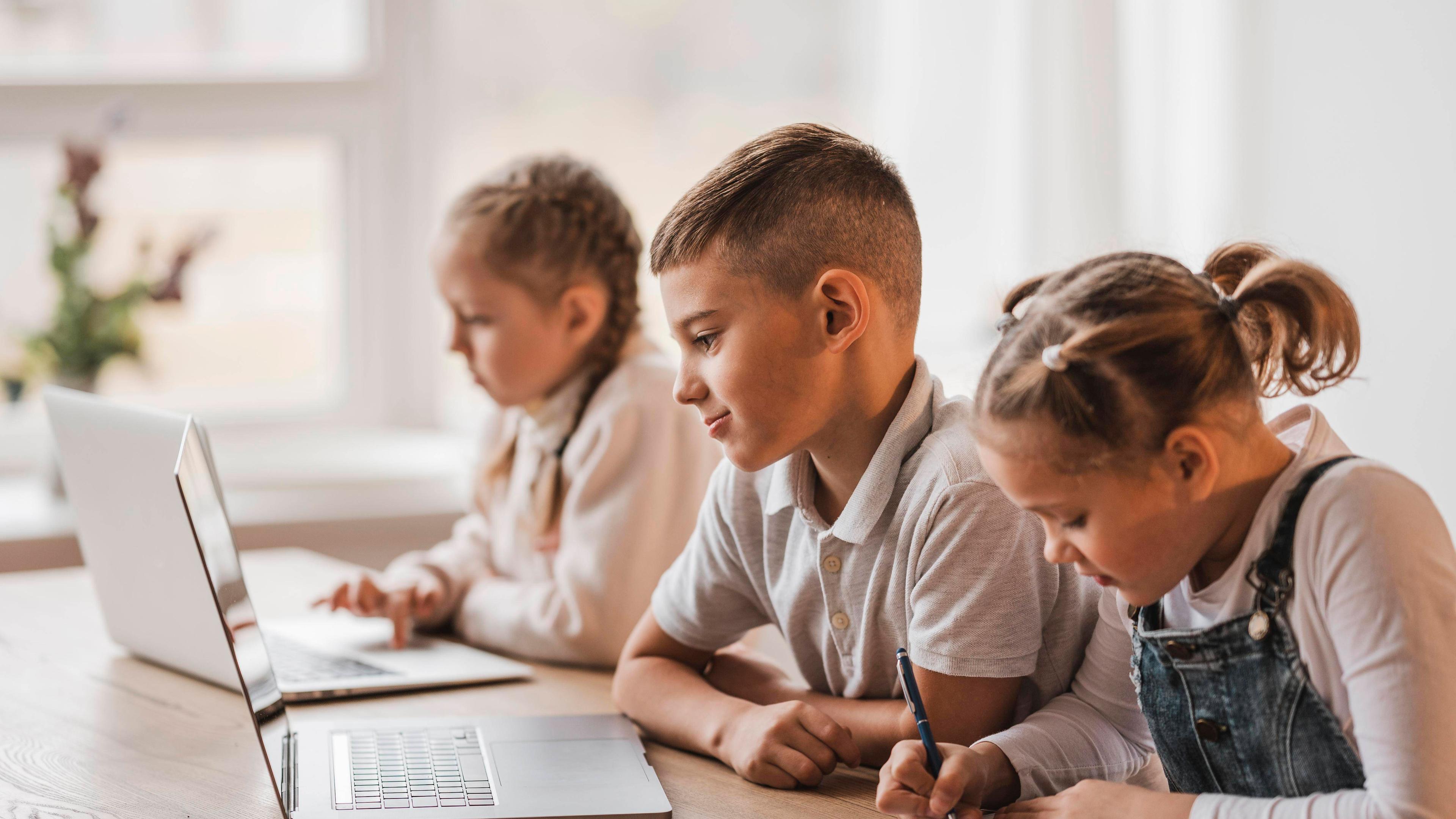 Kinder an Laptops