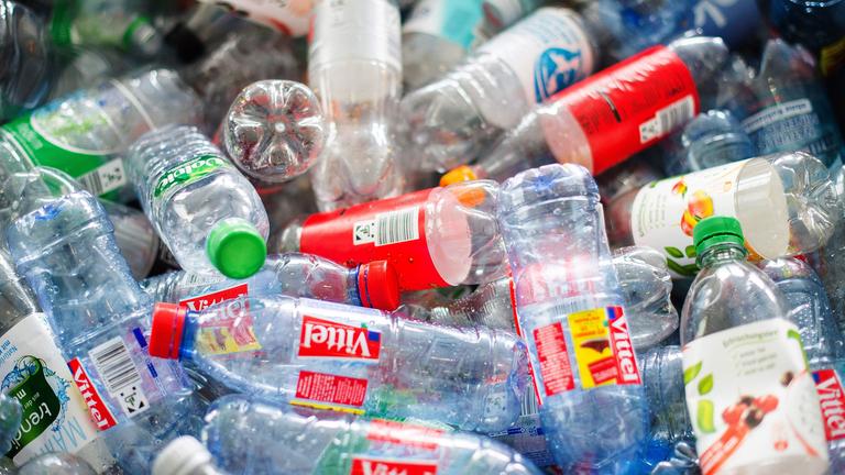 Leere Pfandflaschen aus Plastik