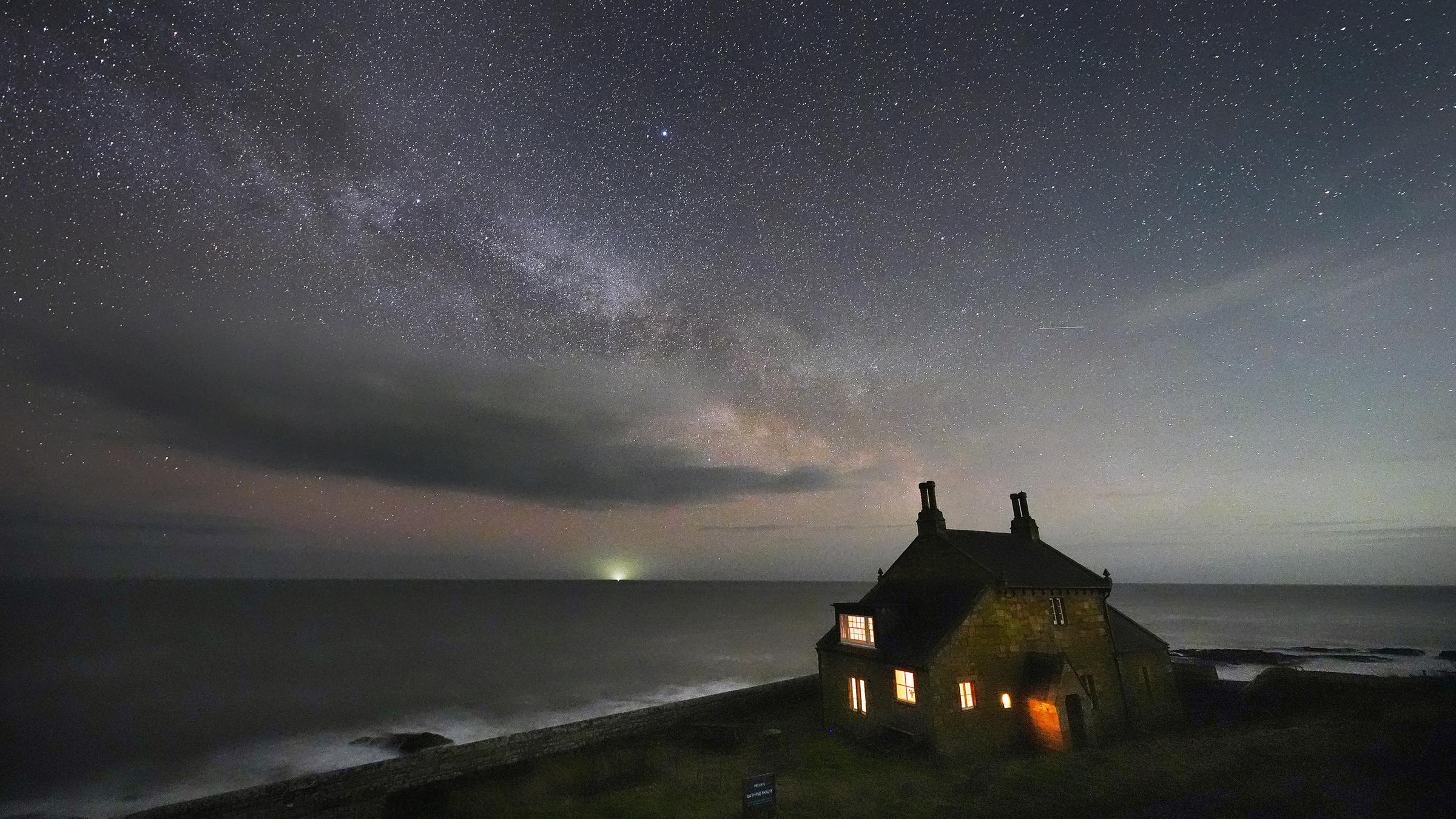 Die Milchstraße ist in Großbritannien über einem Haus zu sehen