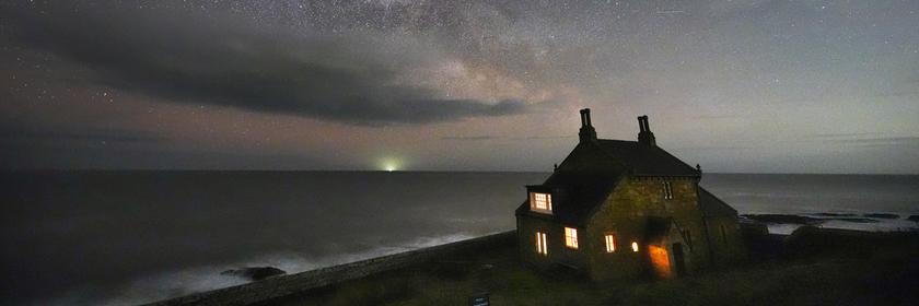 Die Milchstraße ist in Großbritannien über einem Haus zu sehen