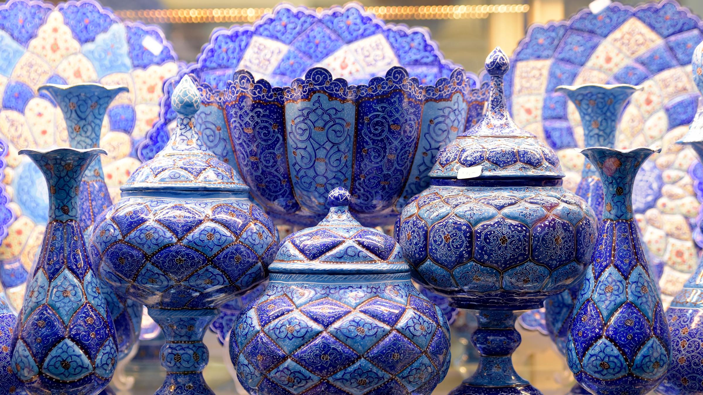 Reich verziertes und bemaltes Porzellan in einem Schaufenster