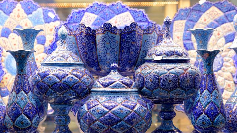 Reich verziertes und bemaltes Porzellan in einem Schaufenster