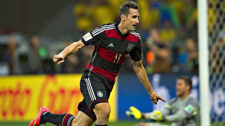 Miroslav Klose im Trikot der Nationalmannschaft beim Torjubel. 