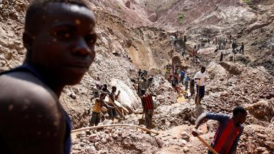Abbau von Coltan in einer Mine im Kongo