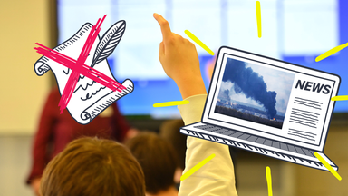 Grafik von Schriftrolle (durchgestrichen) und Laptop mit Strahlen, dahinter Bild von Schulunterricht.