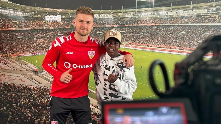 Kinderreporter Momo mit Nationalspieler Maximilian Mittelstädt