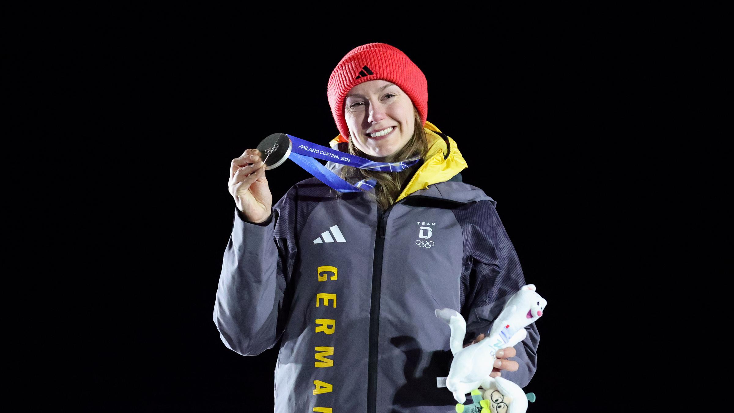 Laura Nolte mit der Silbermedaille auf dem Podest