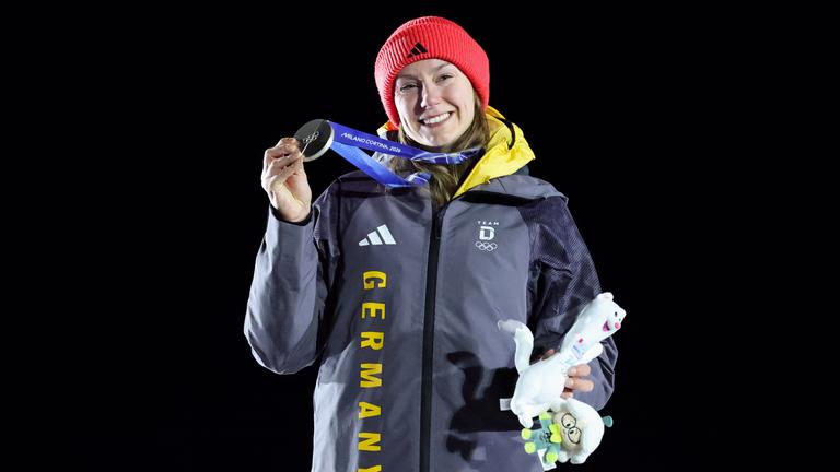 Laura Nolte mit der Silbermedaille auf dem Podest