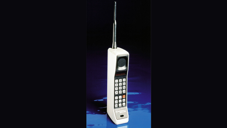 das weltweit erste handy, das dynatac 8000x von motorola (undatierte aufnahme). das erste handy war zu gross, zu schwer und zu teuer.