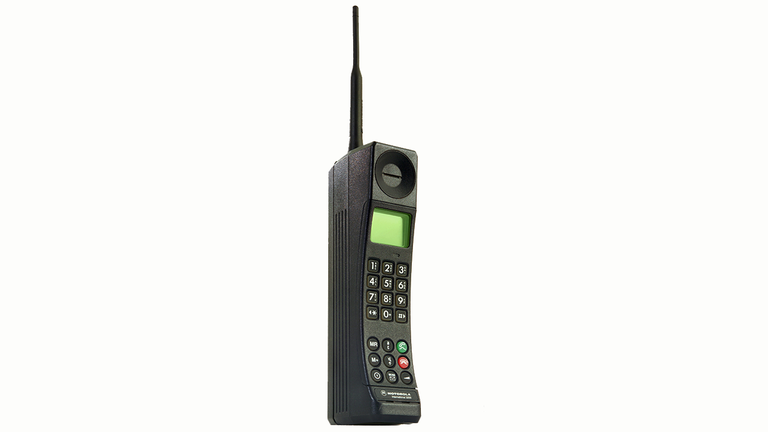 Für das erste Handy, das 1992 in Deutschland zu kaufen war, standen die Menschen Schlange! Das liebevoll „Knochen“ genannte „Handfunktelefon“ wog ein halbes Kilo, der Akku hielt zwei Stunden. 