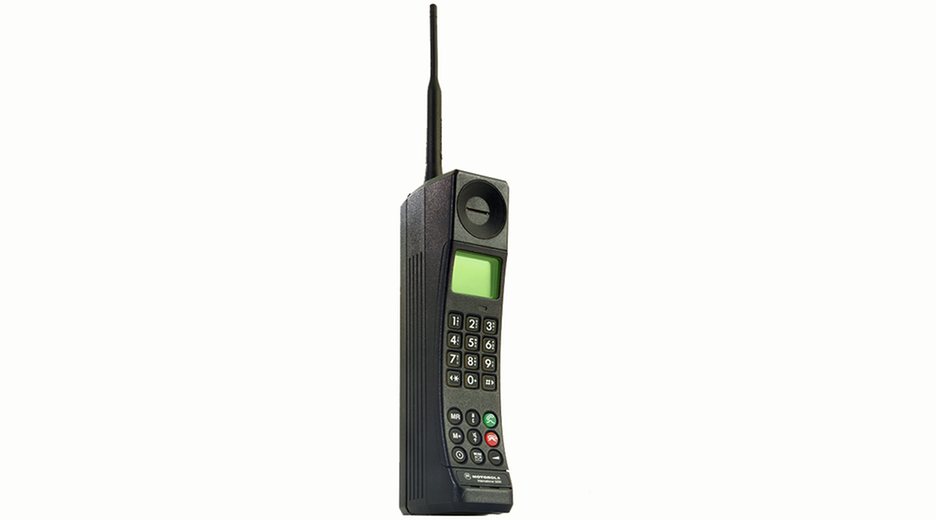 Für das erste Handy, das 1992 in Deutschland zu kaufen war, standen die Menschen Schlange! Das liebevoll „Knochen“ genannte „Handfunktelefon“ wog ein halbes Kilo, der Akku hielt zwei Stunden. 