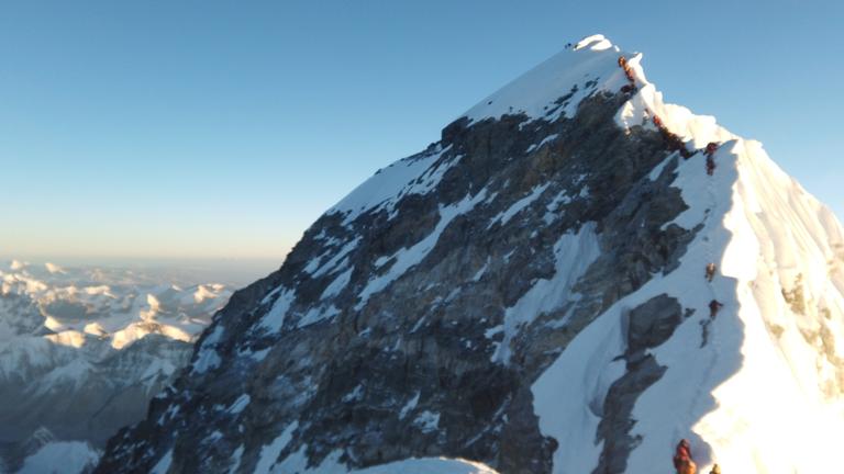 Kletterer auf der Spitze des Mount Everest 