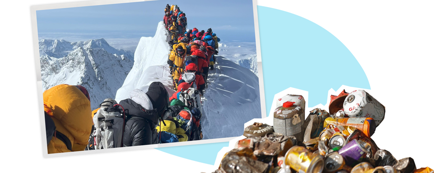 Ein Foto vom Gipfel des Mount Everest, an dem sich etliche Bergsteiger stauen. Davor ein Müllberg. 