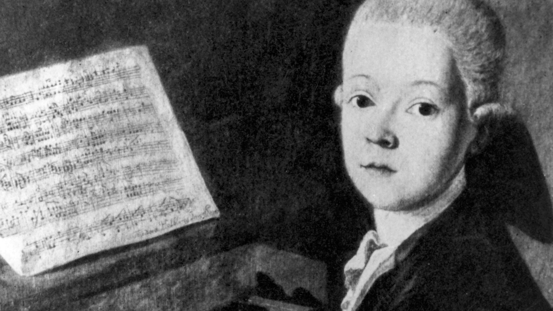 Ein Gemälde: Der junge Wolfgang Amadeus Mozart sitzt am Klavier.