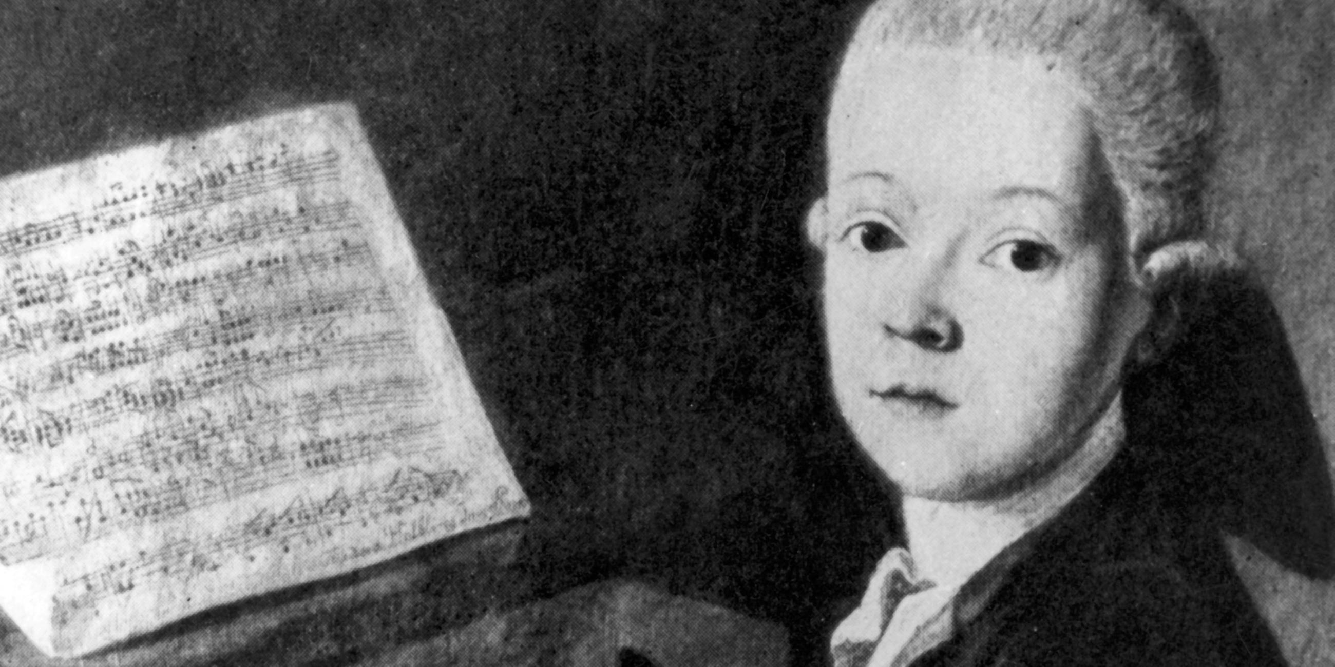 Ein Gemälde: Der junge Wolfgang Amadeus Mozart sitzt am Klavier.