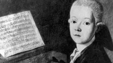 Ein Gemälde: Der junge Wolfgang Amadeus Mozart sitzt am Klavier.