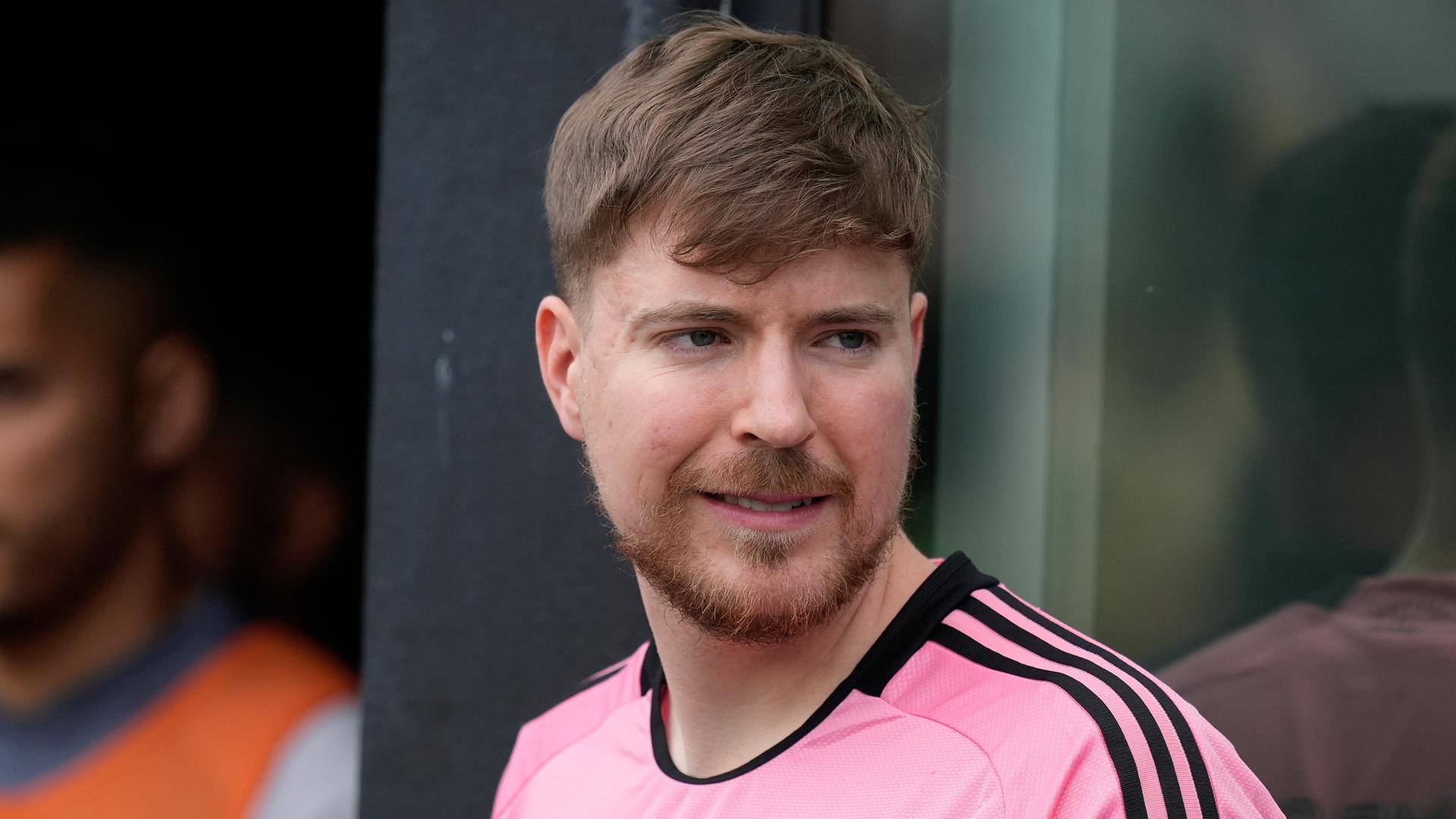MrBeast in einem rosanene Fußball-Trikot