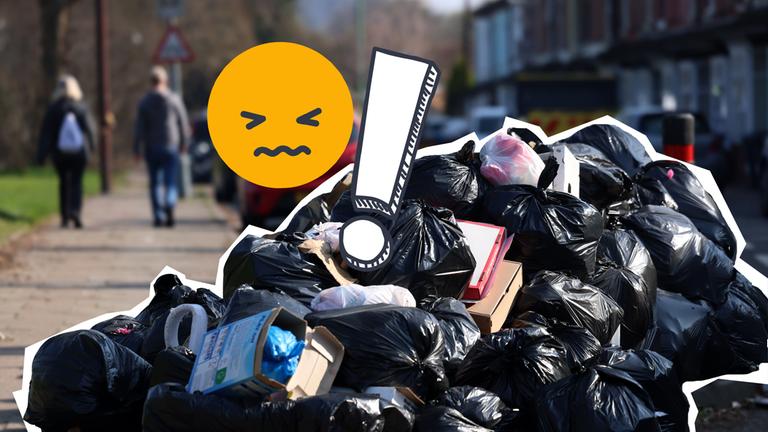 Ein großer Müllhaufen in der Stadt