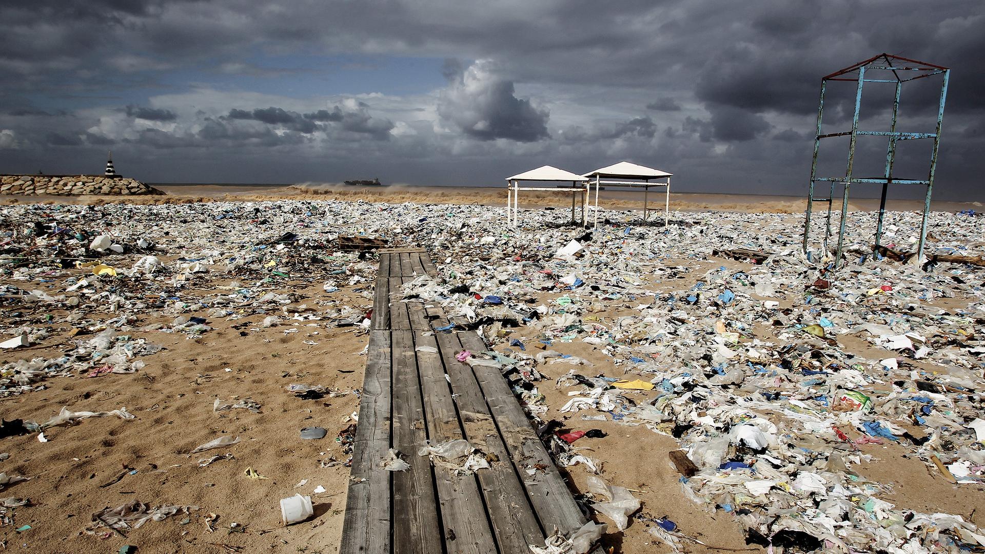 Plastikmüll liegt an einem Strand am Mittelmeer nördlich von Beirut