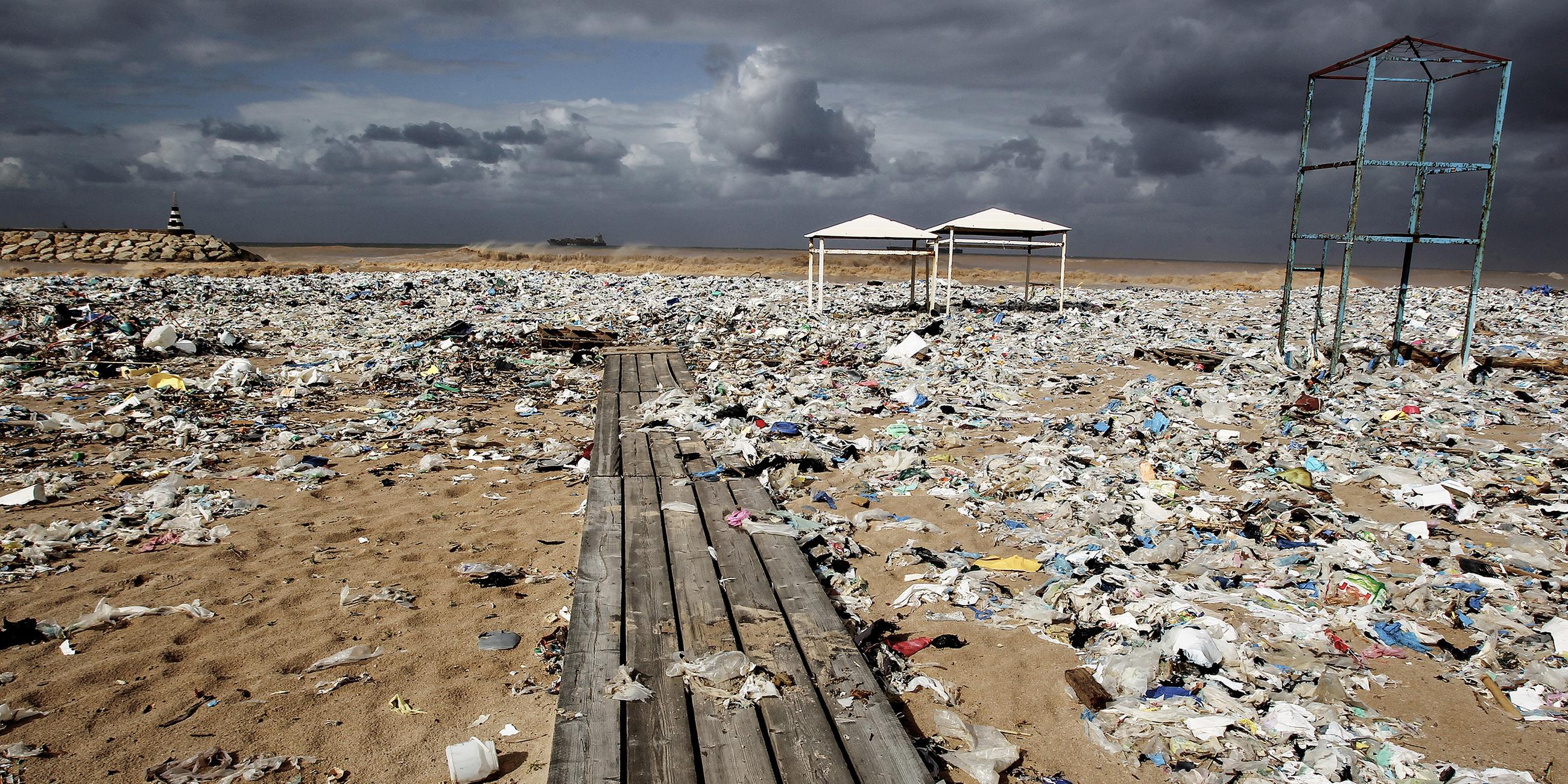 Plastikmüll liegt an einem Strand am Mittelmeer nördlich von Beirut
