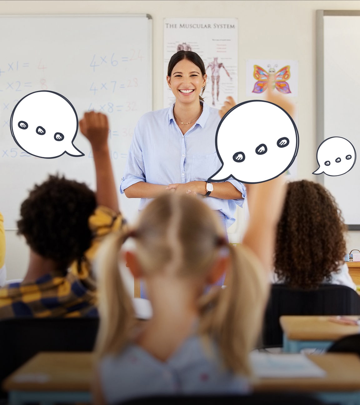 Schüler im Vordergrund, Lehrerin im Hintergrund. Schüler melden sich. 