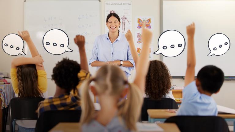 Schüler im Vordergrund, Lehrerin im Hintergrund. Schüler melden sich. 