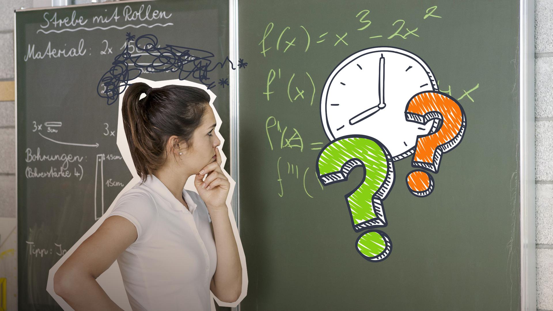Eine junge Frau steht fragend vor einer Tafel.