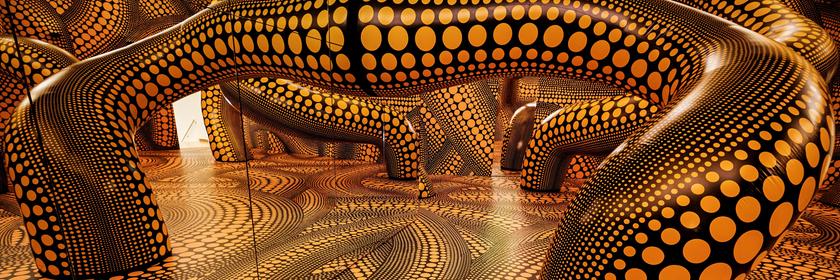 Ausstellung mit Punkte-Muster in Museum.