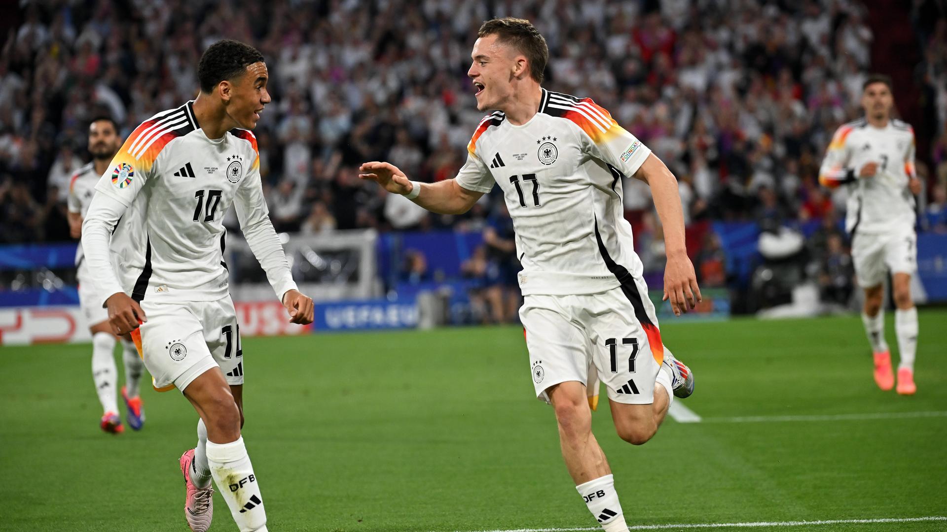 Florian Wirtz jubelt nach seinem Tor zum 1:0 mit Jamal Musiala.