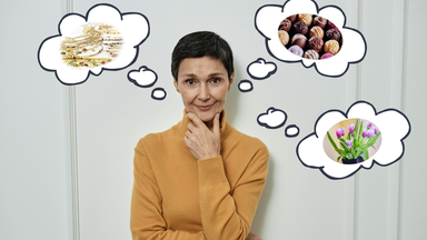 Mutter denkt an Geschenke