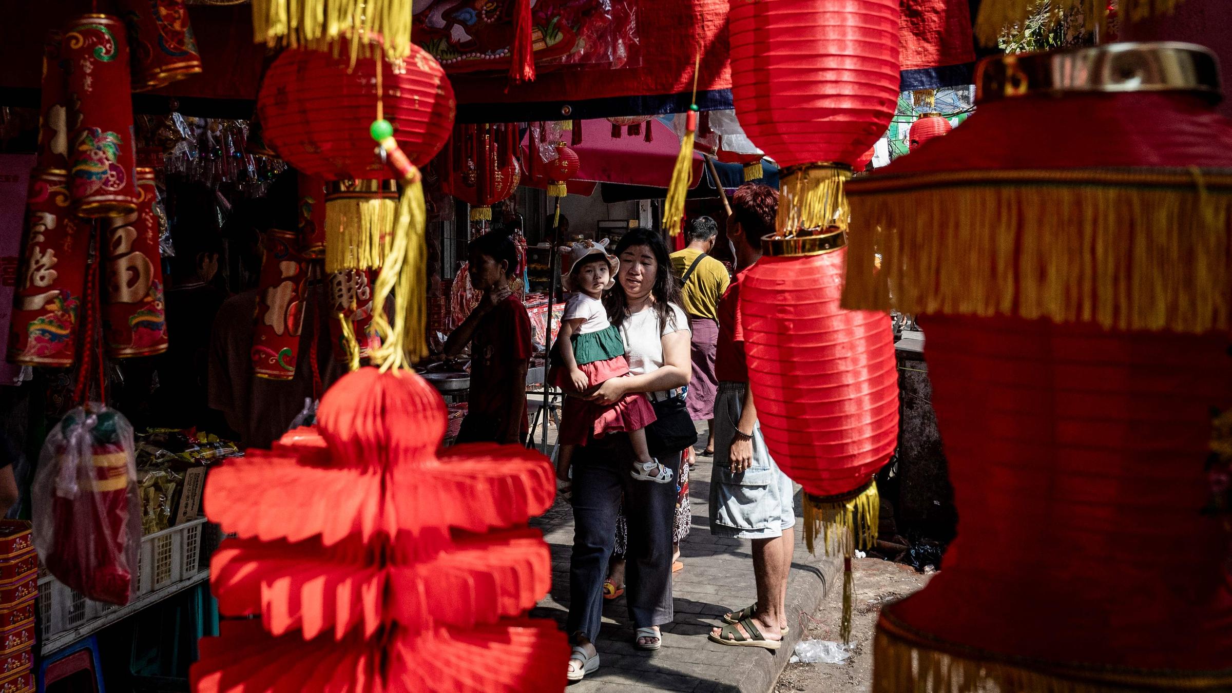 In Myanmar hängt Deko für das Neujahrsfest 