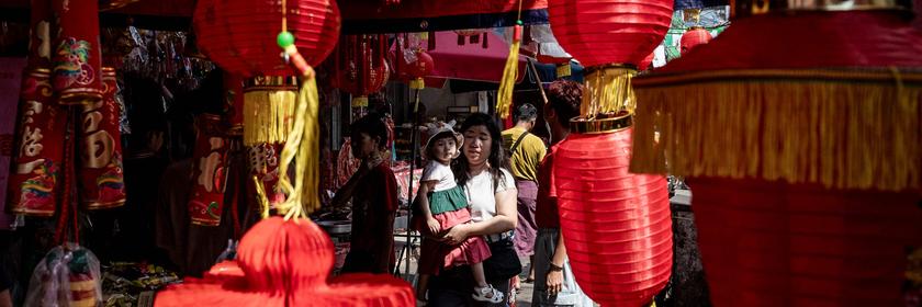 In Myanmar hängt Deko für das Neujahrsfest 