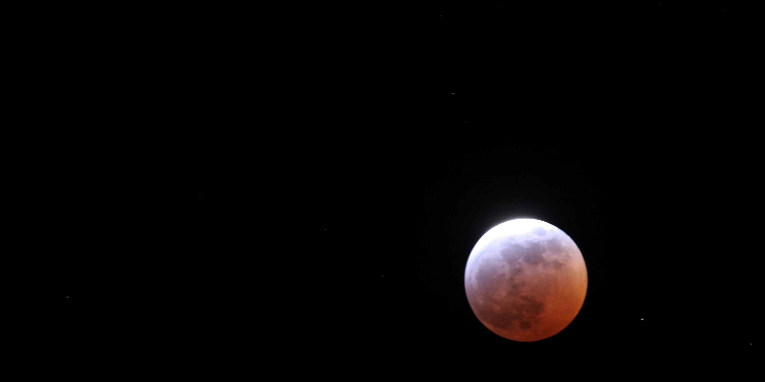 "Mysterien des Weltalls - Ewige Finsternis": Von der Sonne angeschienener Mond im schwarzen Weltall.
