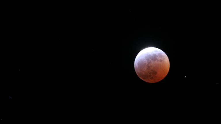 "Mysterien des Weltalls - Ewige Finsternis": Von der Sonne angeschienener Mond im schwarzen Weltall.