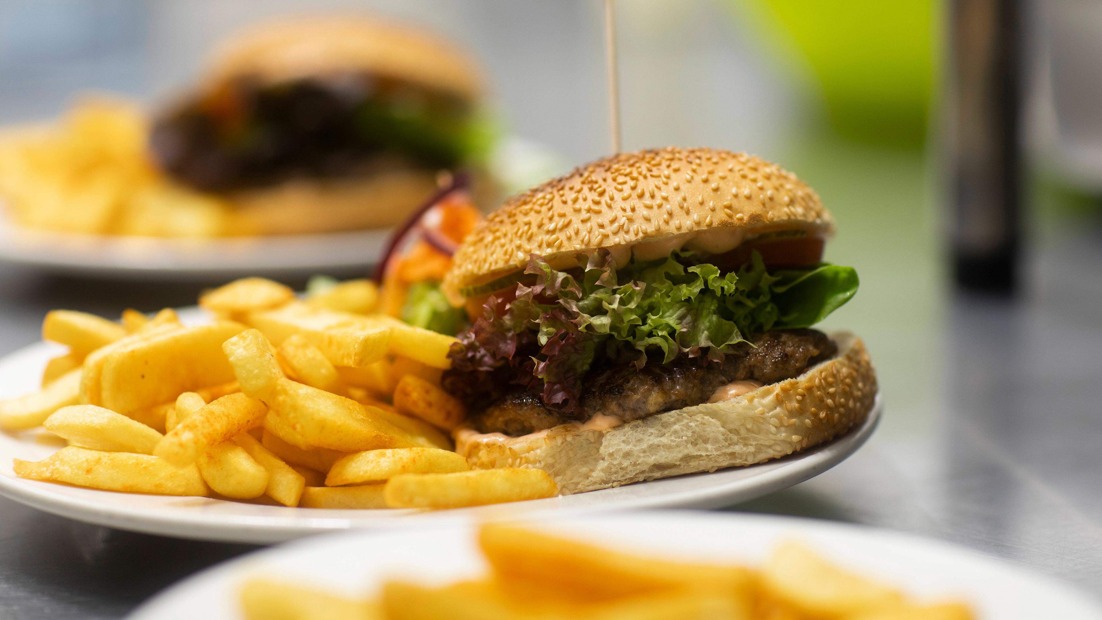 Teller mit Hamburgern und Pommes Frites