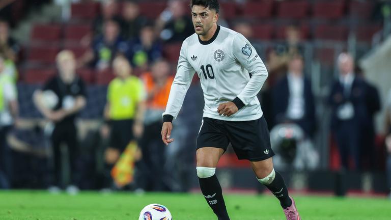 Nadiem Amiri auf dem Platz im Trikot der Nationalmannschaft. 