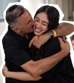 Die israelische Geisel Noa Argamani umarmt Familienangehörige, nachdem sie von der israelischen Armee aus der Gefangenschaft im Gazastreifen befreit wurde