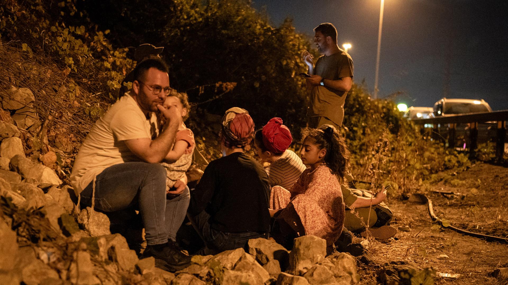 Menschen gehen am Straßenrand in Tel Aviv in Deckung.