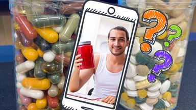 Glas voll mit Tabletten, dazu ein Handy mit Influencer