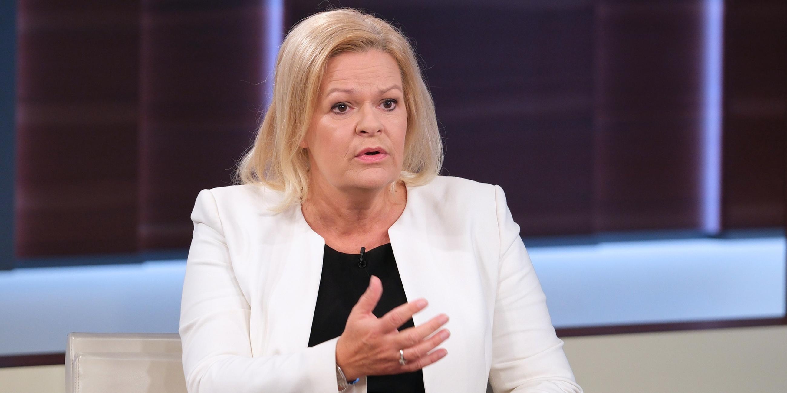 Bundesinnenministerin Nancy Faeser (SPD) spricht während der ARD-Sendung "Anne Will"