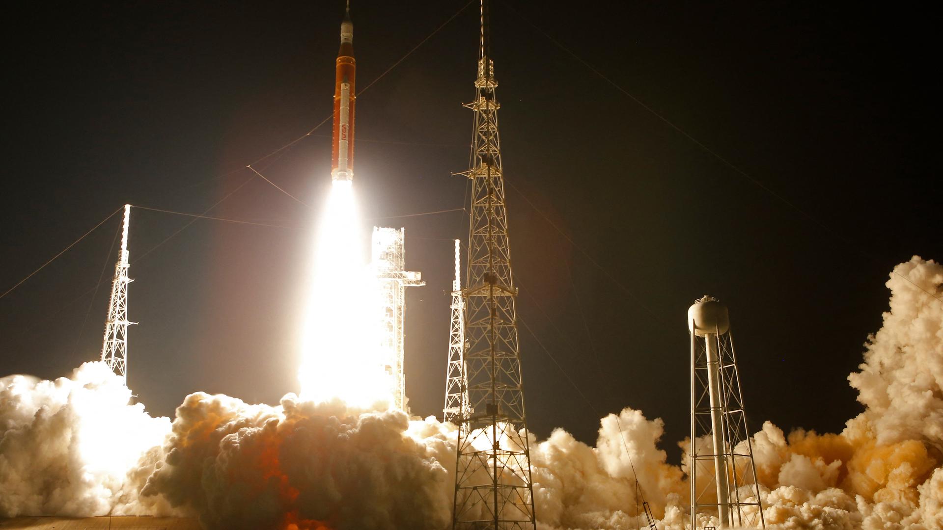 Die NASA-Mondrakete hebt in Cape Canaveral in Richtung Mond ab.